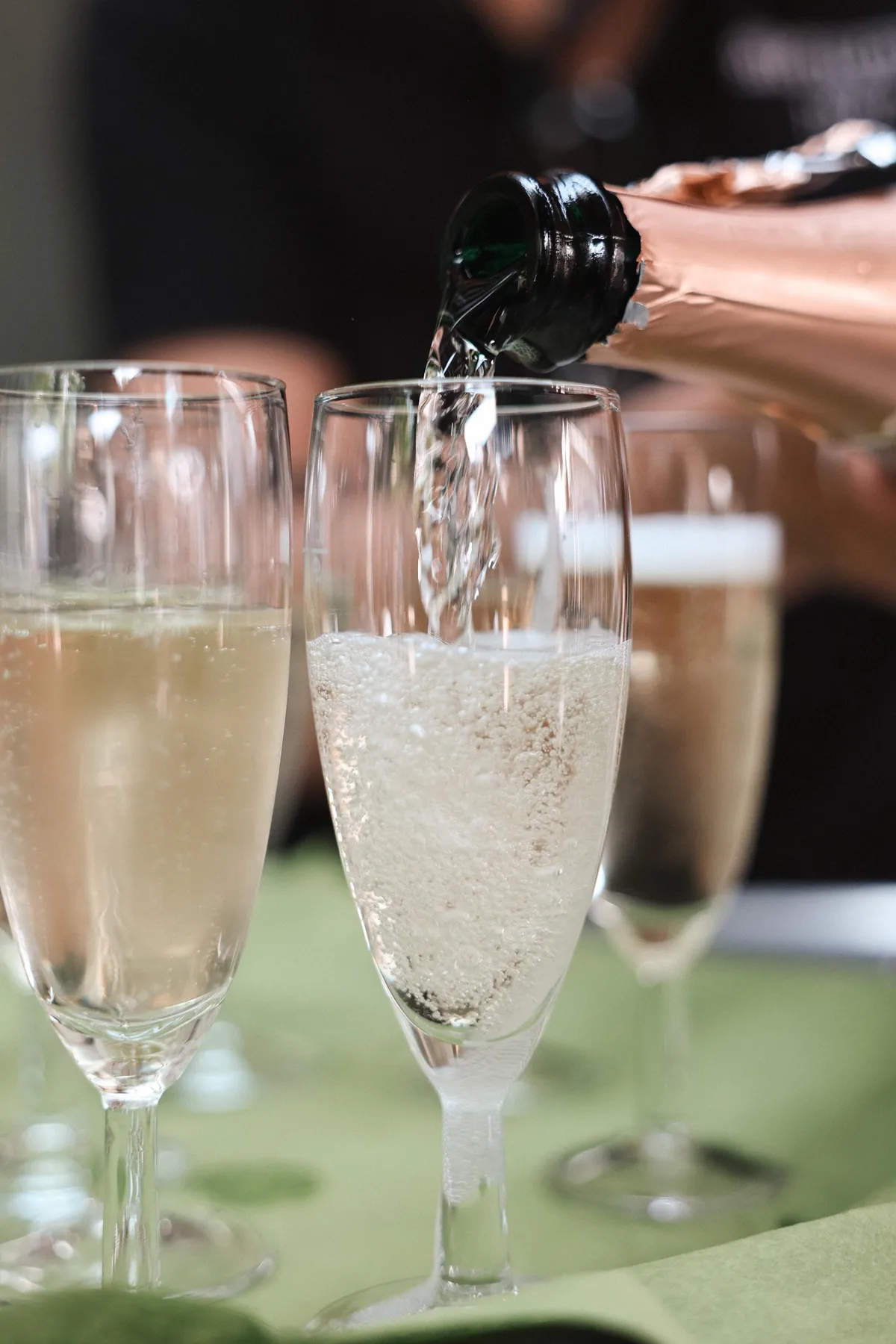 Sekt wird in zwei Gläser eingeschenkt.